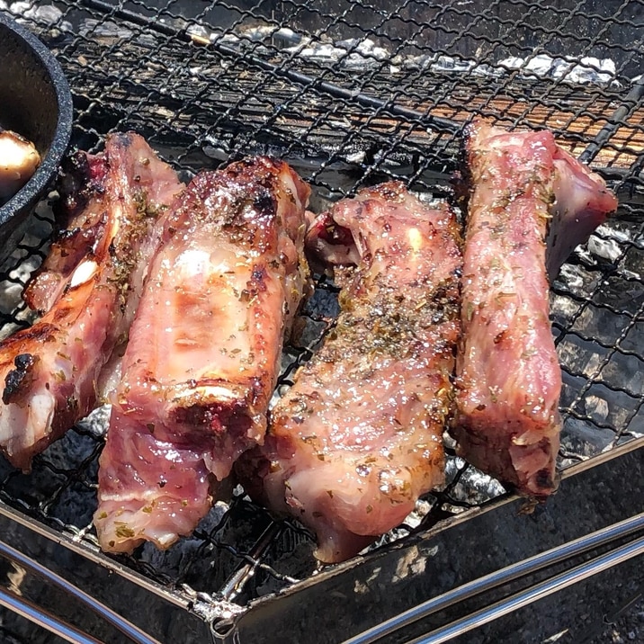 キャンプ飯！！初心者にもやさしい豪快スペアリブ✨